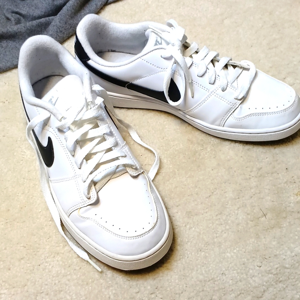 Nike men's black and white Swoosh sneakers. In great condition. Size 9.5